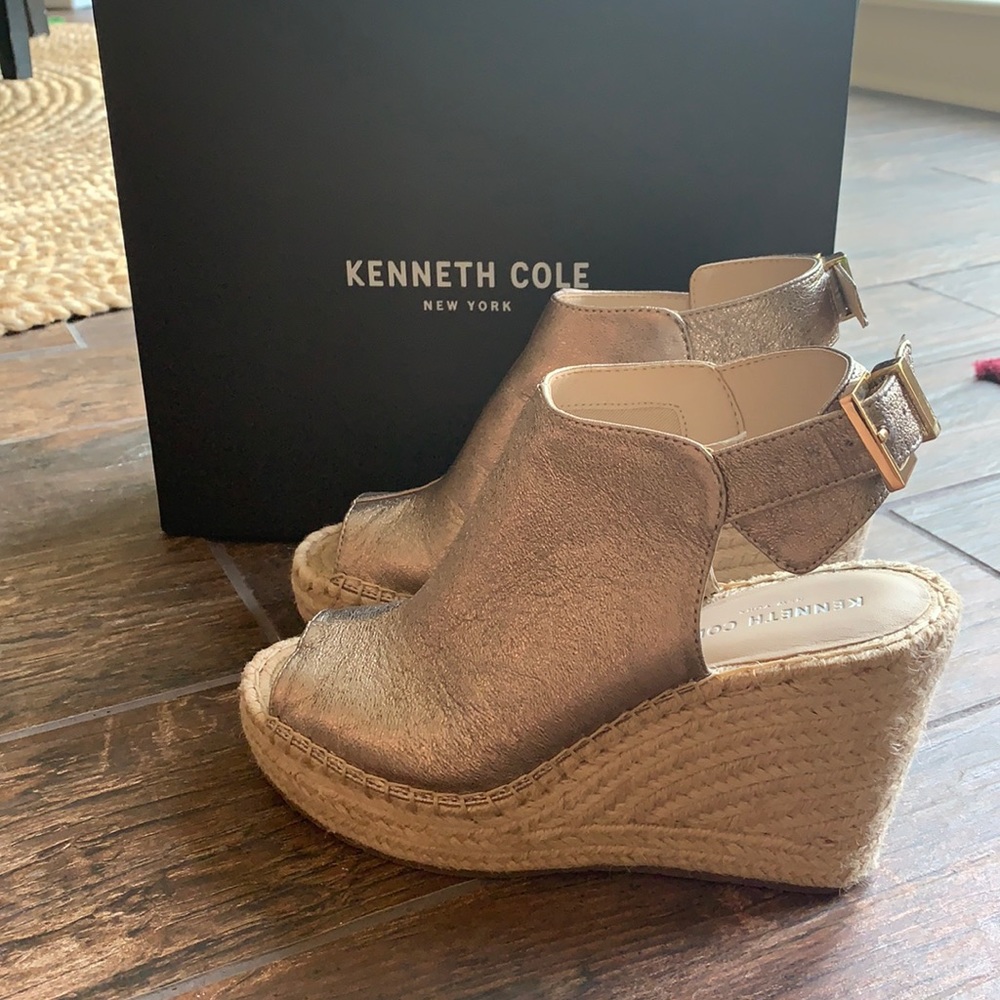 Kenneth Cole champagne gold wedges, size 8